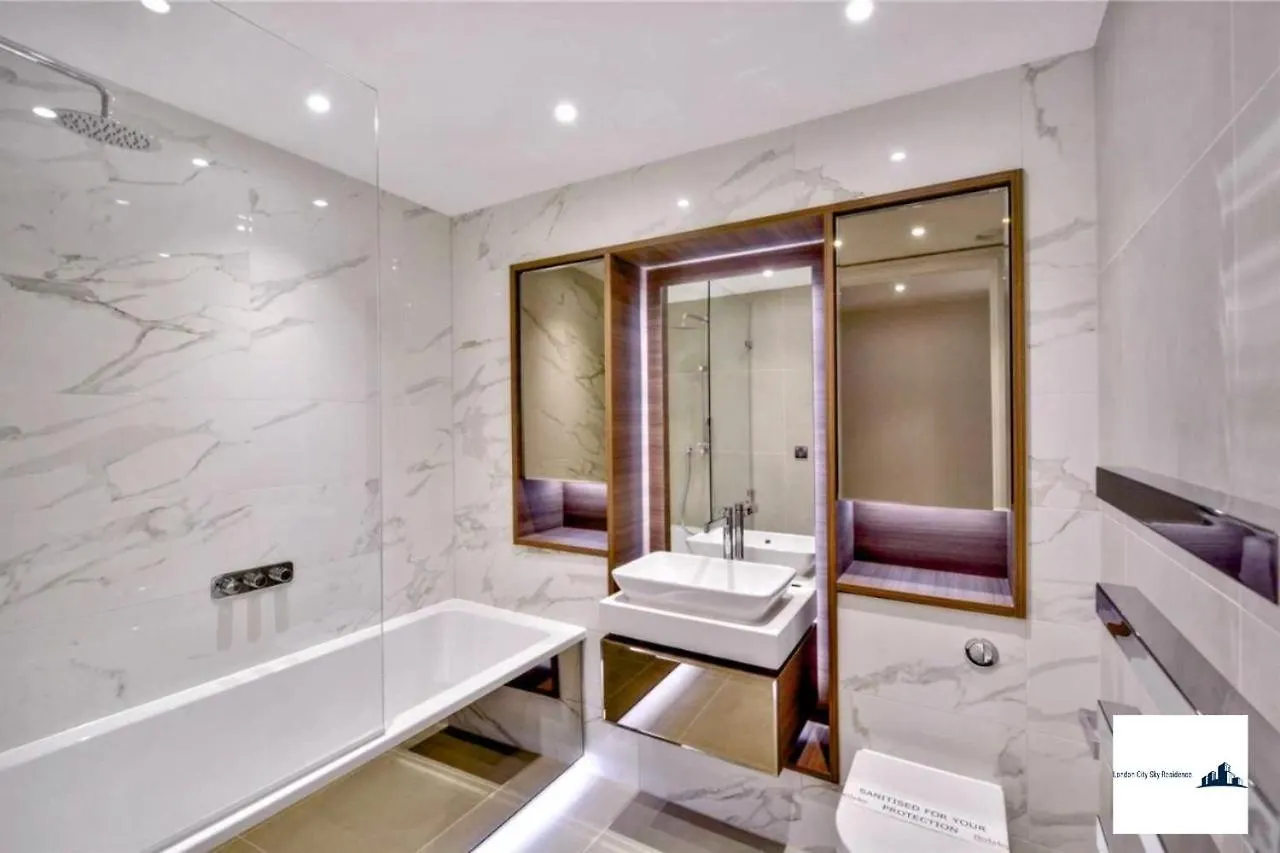 Stylish London City Apartment 0*,